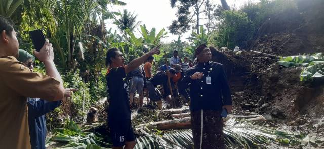 TANAH LONGSOR MENUTUPI AKSES JALAN DESA PECEKELAN DAN GLAGAH